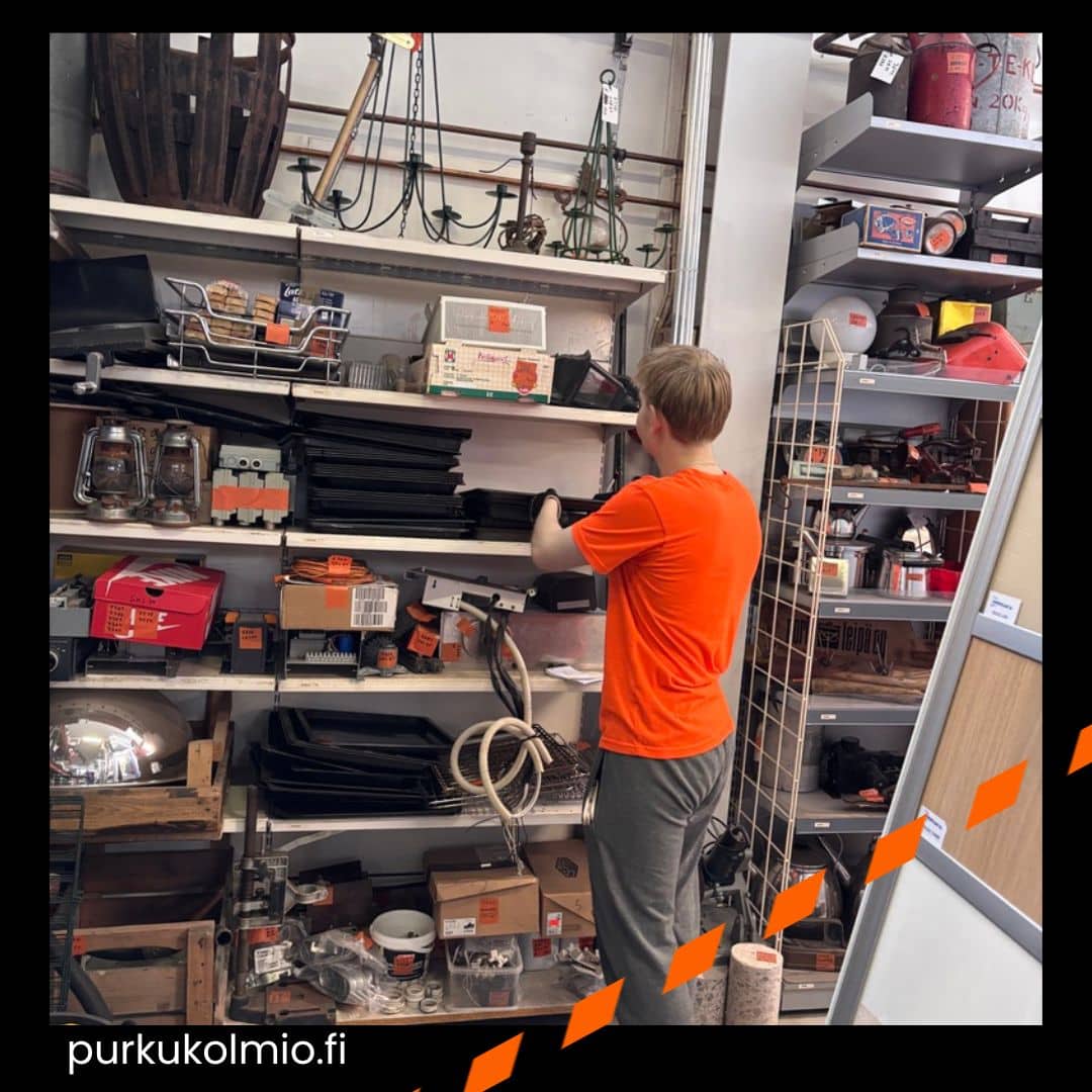 Hyllyjen järjestelyä - purkukolmio.fi