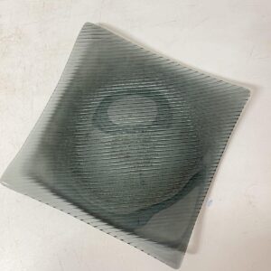 Taidelasilautanen 28 cm × 28 cm harmaa - purkukolmio.fi