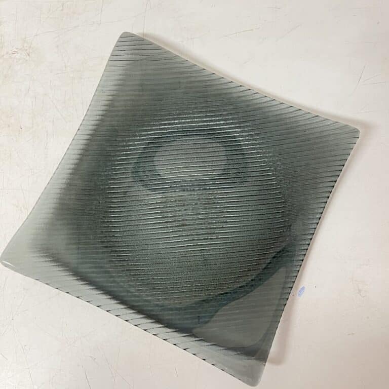 Taidelasilautanen 28 cm × 28 cm harmaa - purkukolmio.fi
