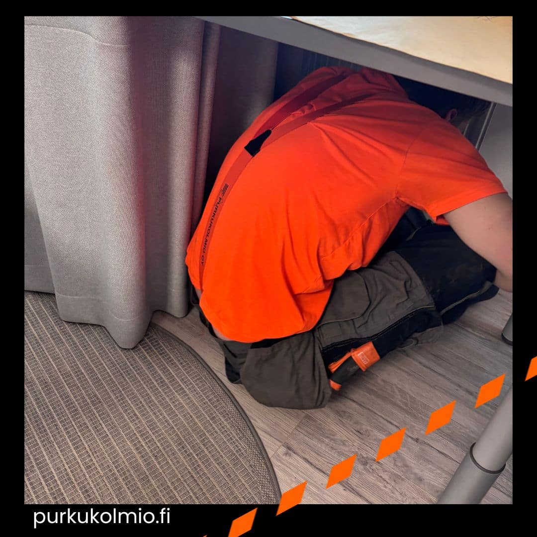 Pöydän alla - purkukolmio.fi