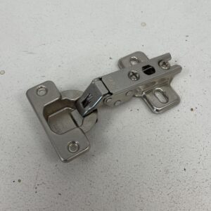 Kalustesarana Blum siipikiinnityslevyllä - purkukolmio.fi