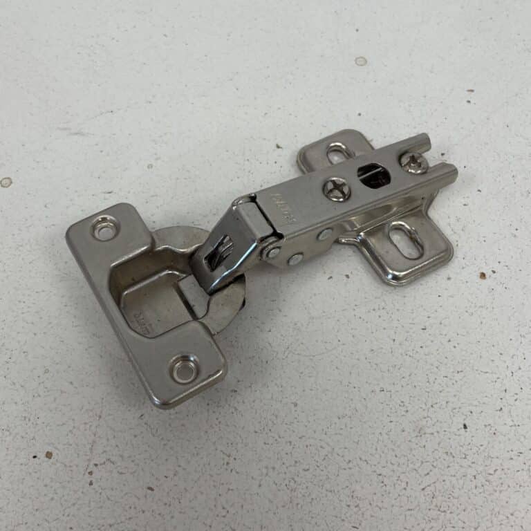 Kalustesarana Blum siipikiinnityslevyllä - purkukolmio.fi