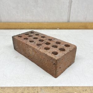 Reikätiili 27,5 x 12,5 x 7,5 cm punainen - purkukolmio.fi