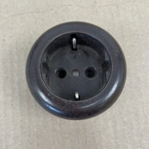 Ruskea pistorasia 1-os. pinta-as. maadoitettu - purkukolmio.fi