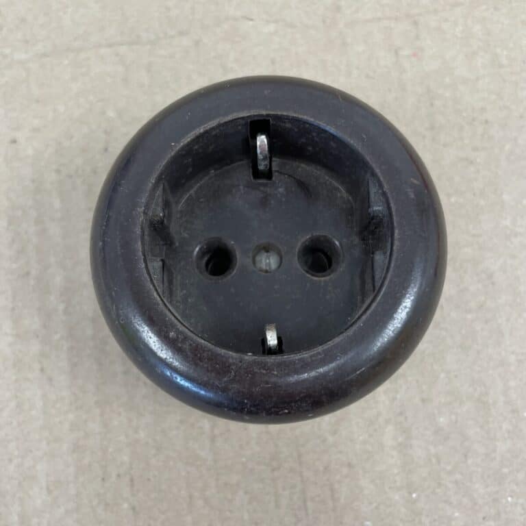 Ruskea pistorasia 1-os. pinta-as. maadoitettu - purkukolmio.fi