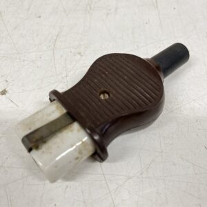 Sähkölaitteen virtajohdon vanhanmallinen syöttöliitin - purkukolmio.fi