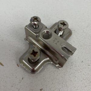 Kalustesaranan siipikiinnityslevy B104 H=6 - purkukolmio.fi