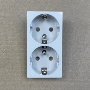 2-osainen maadoitettu uppoasenteinen pistorasian kansi 23264 - purkukolmio.fi