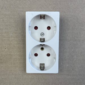 2-osainen maadoitettu uppoasenteinen pistorasian kansi 23317 - purkukolmio.fi