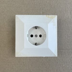 1-osainen maadoitettu uppoasenteinen pistorasia 23206 - purkukolmio.fi