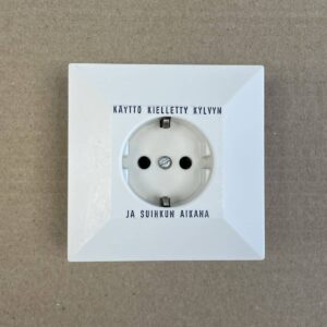 1-osainen maadoitettu uppoasenteinen pistorasia 23247