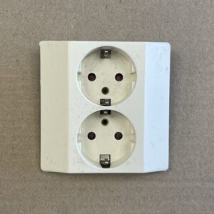 2-osainen maadoitettu uppoasenteinen pistorasian kansi 23377 - purkukolmio.fi