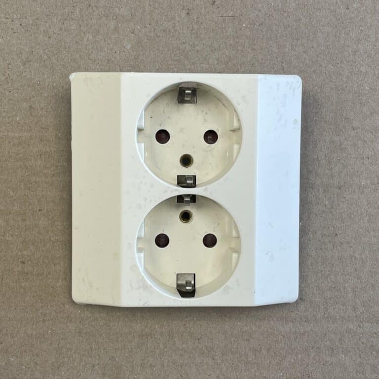 2-osainen maadoitettu uppoasenteinen pistorasian kansi 23377 - purkukolmio.fi