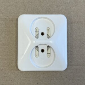 2-osainen maadoittamaton uppoasenteinen pistorasian kansi 305 01 00 - purkukolmio.fi