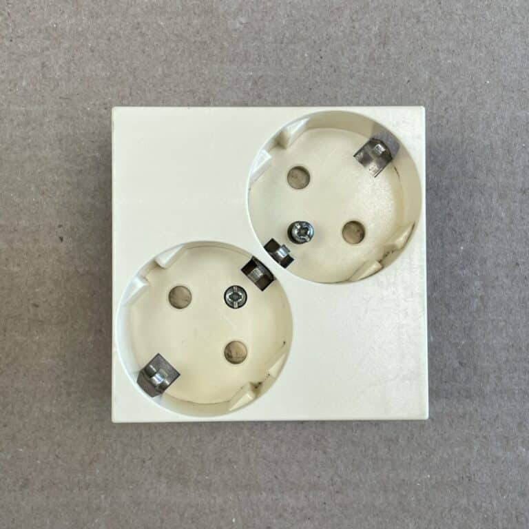 2-osainen maadoitettu uppoasenteinen pistorasian kansi 23394 - purkukolmio.fi