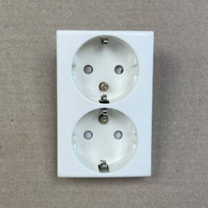 2-osainen maadoitettu uppoasenteinen pistorasian kansi ELKO L496 - purkukolmio.fi