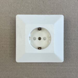 1-osainen maadoitettu uppoasenteinen pistorasia 100475 - purkukolmio.fi