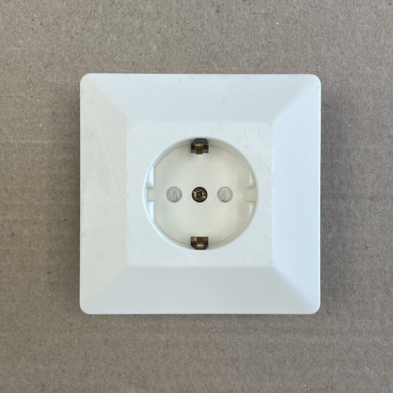 1-osainen maadoitettu uppoasenteinen pistorasia 100475 - purkukolmio.fi