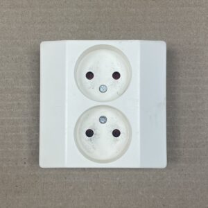 2-osainen maadoittamaton uppoasenteinen pistorasia 23113 - purkukolmio.fi