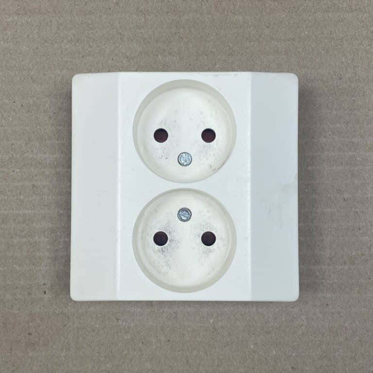 2-osainen maadoittamaton uppoasenteinen pistorasia 23113 - purkukolmio.fi