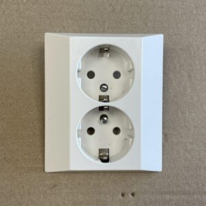 2-osainen maadoitettu uppoasenteinen pistorasian kansi 23262 - purkukolmio.fi