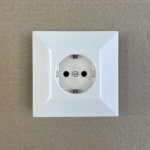 1-osainen maadoitettu uppoasenteinen pistorasia 23246 - purkukolmio.fi