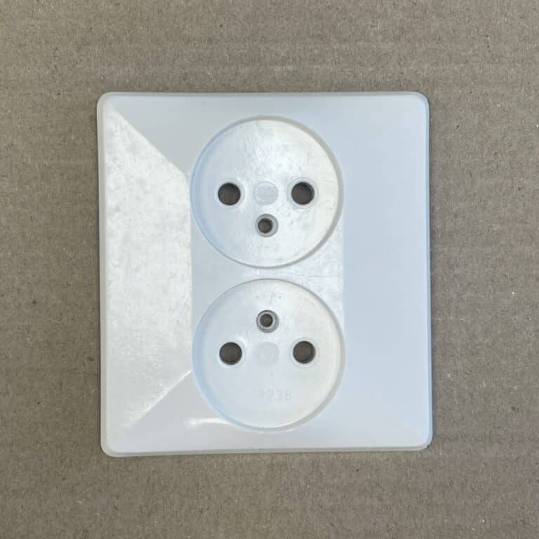 2-osainen maadoittamaton uppoasenteinen pistorasian kansi 12238 - purkukolmio.fi