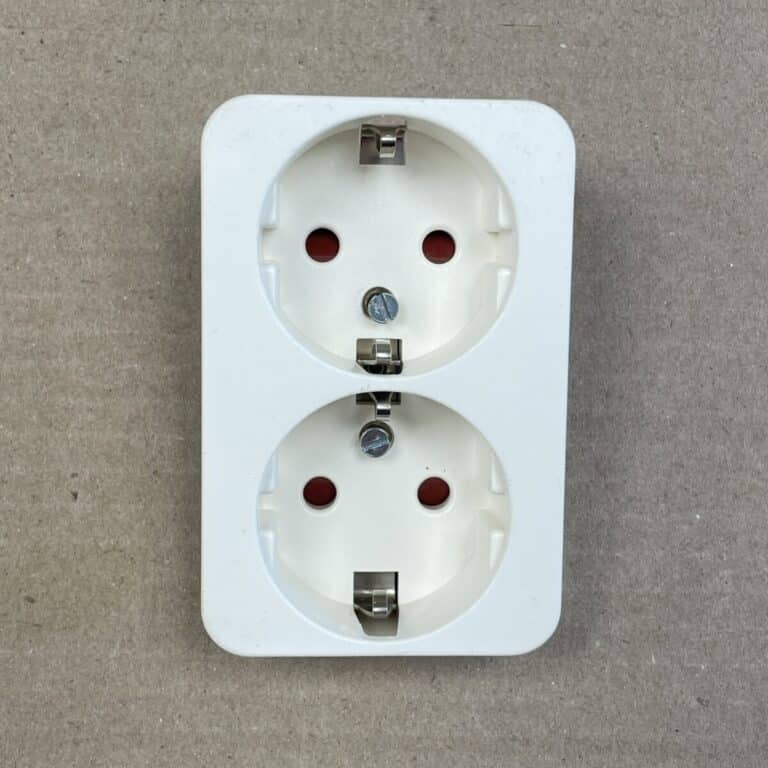 2-osainen maadoitettu uppoasenteinen pistorasian kansi 23351 - purkukolmio.fi