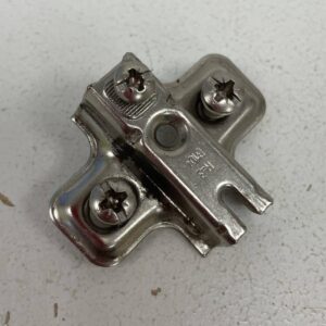 Kalustesaranan siipikiinnityslevy B104 H=3 - purkukolmio.fi