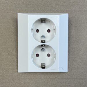 2-osainen maadoitettu uppoasenteinen pistorasian kansi 23315 - purkukolmio.fi