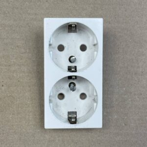 2-osainen maadoitettu uppoasenteinen pistorasian kansi 23264 - purkukolmio.fi