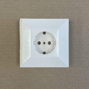 1-osainen maadoitettu uppoasenteinen pistorasian kansi 23246 - purkukolmio.fi