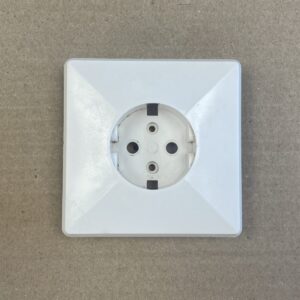 1-osainen maadoitettu uppoasenteinen pistorasian kansi 0828 - purkukolmio.fi