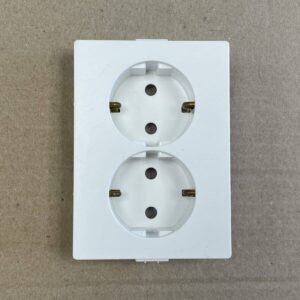 2-osainen maadoitettu uppoasenteinen pistorasian kansi LK-NES 102 X 0654 - purkukolmio.fi