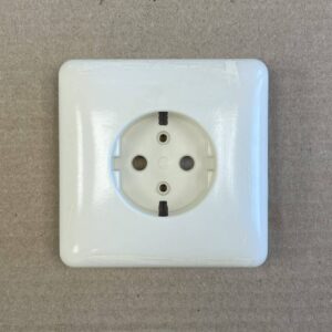 1-osainen maadoitettu uppoasenteinen pistorasian kansi 22-2529 - purkukolmio.fi