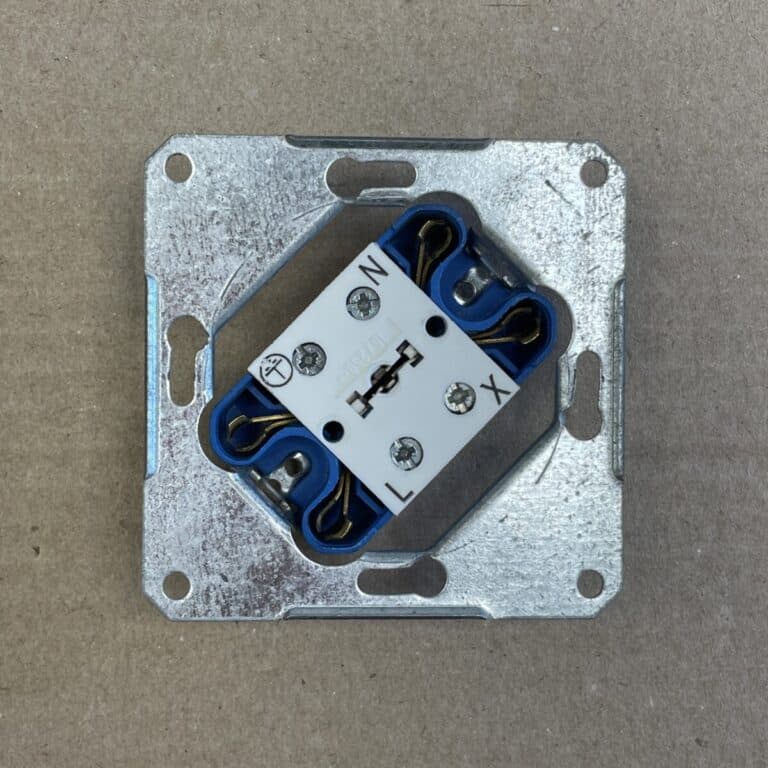 Pistorasian kytkentäosa 13556 - purkukolmio.fi