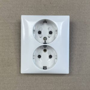 2-osainen maadoitettu uppoasenteinen pistorasian kansi ELKO L314 - purkukolmio.fi