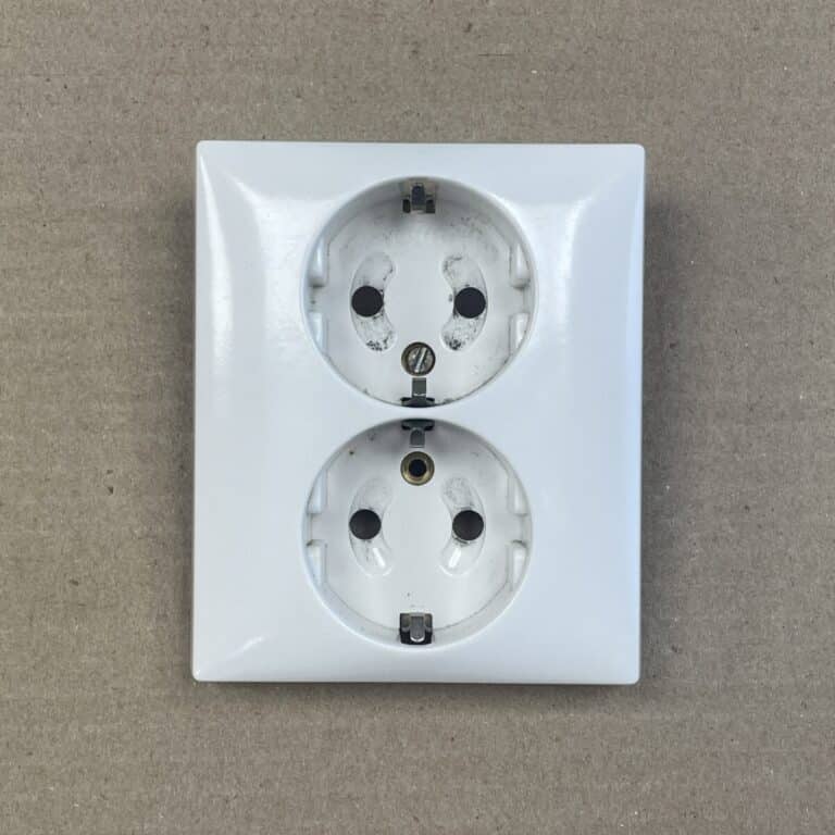 2-osainen maadoitettu uppoasenteinen pistorasian kansi ELKO L314 - purkukolmio.fi