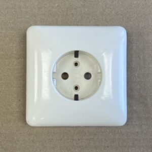 1-osainen maadoitettu uppoasenteinen pistorasian kansi 22-2529 - purkukolmio.fi