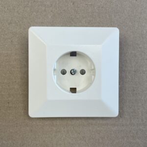 1-osainen maadoitettu uppoasenteinen pistorasian kansi 100475 - purkukolmio.fi