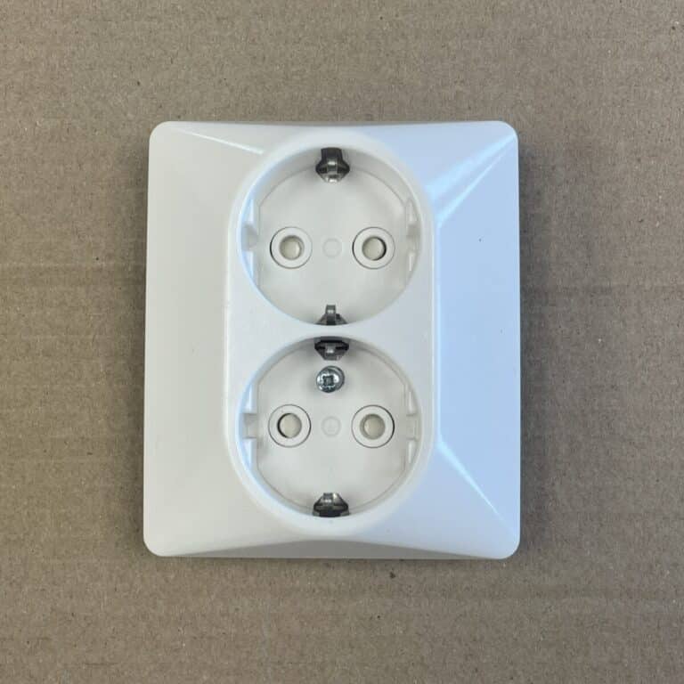 2-osainen maadoitettu uppoasenteinen pistorasia Ensto 302 EUJ - purkukolmio.fi