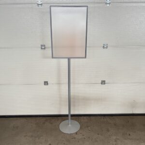 Mainosteline 43,5 cm x 60,5 cm korkeus 163 cm - purkukolmio.fi