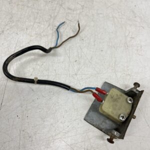 Öljypolttimen luukun turvarajakytkin XP telineellä - purkukolmio.fi