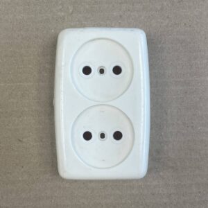 2-osainen maadoittamaton pinta-asenteinen pistorasian kansi - purkukolmio.fi