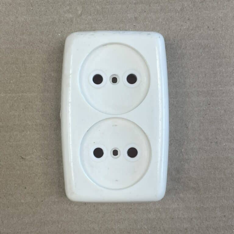 2-osainen maadoittamaton pinta-asenteinen pistorasian kansi - purkukolmio.fi