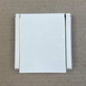 1-osainen maadoitettu uppoasenteinen pistorasian kansi 23515 - purkukolmio.fi