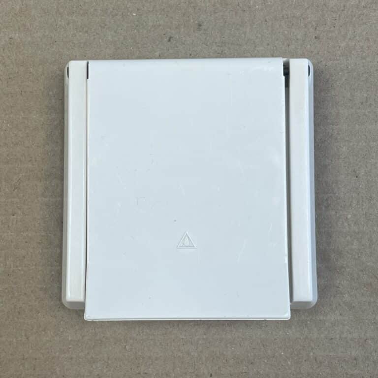 1-osainen maadoitettu uppoasenteinen pistorasian kansi 23515 - purkukolmio.fi