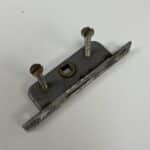 Ikkunan lukkosalpa ruuveilla - purkukolmio.fi