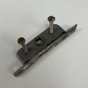 Ikkunan lukkosalpa ruuveilla - purkukolmio.fi