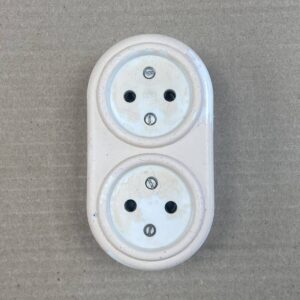 2-osainen maadoittamaton pinta-asenteinen pistorasia 61374 - purkukolmio.fi